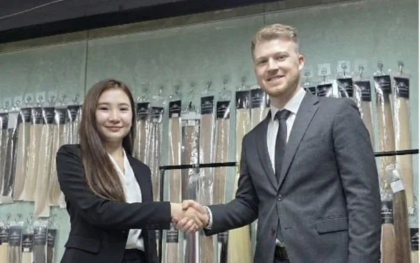 Handdruk met een fabrikant van hair extensions in China