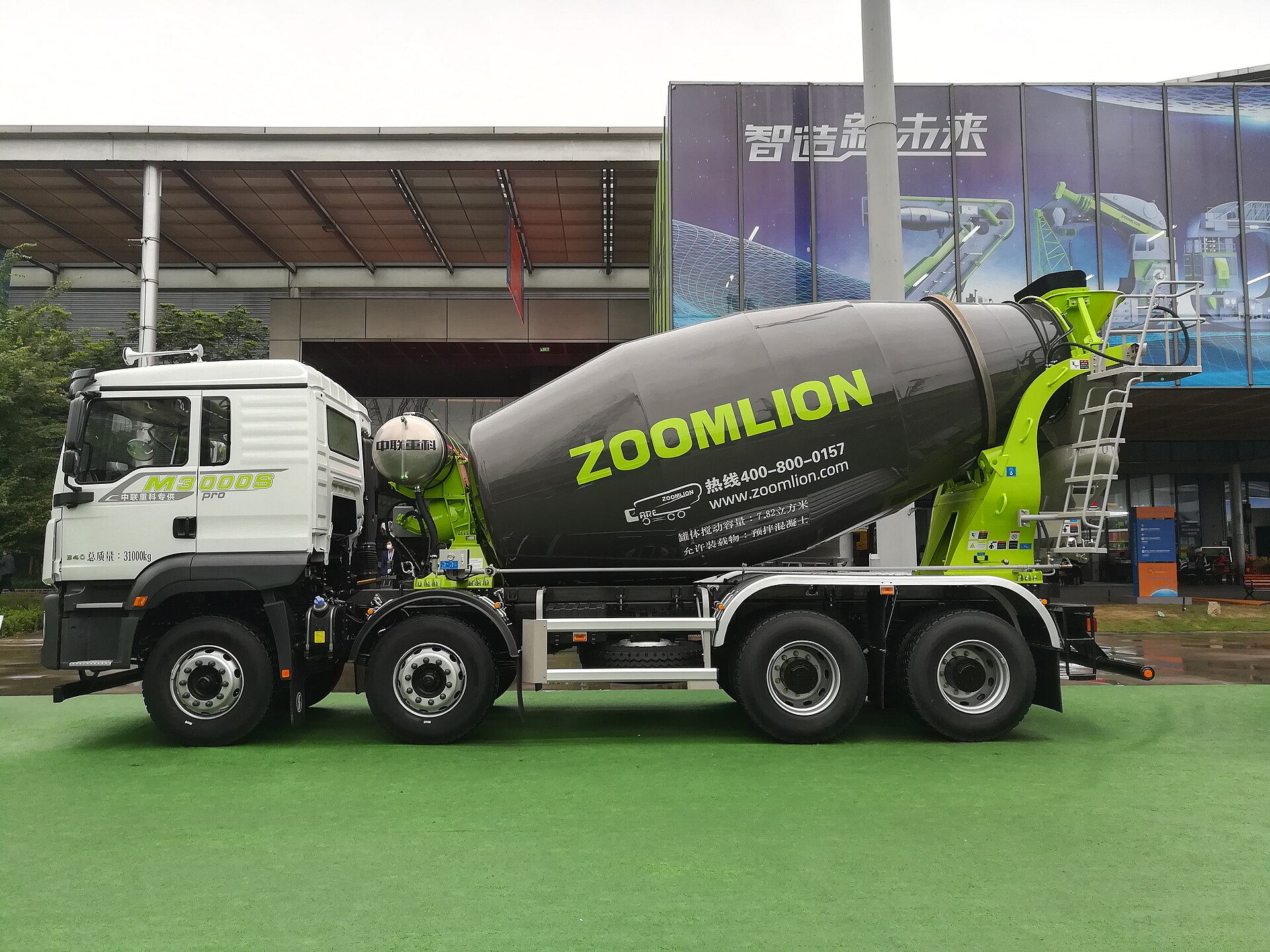 Chinese Zoomlion betonmixer op een vakbeurs
