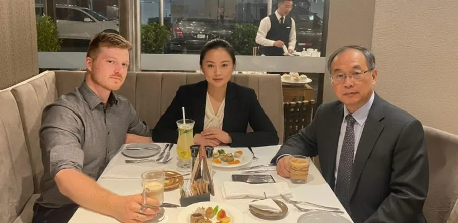 Zakendiner met Chinese fabrikant