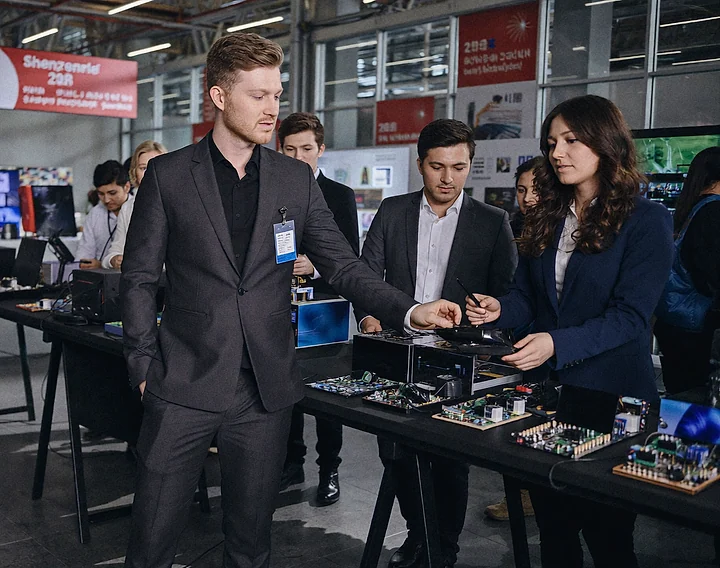 Bram van der Wielen inspecteert elektronica op een beurs in Shenzhen