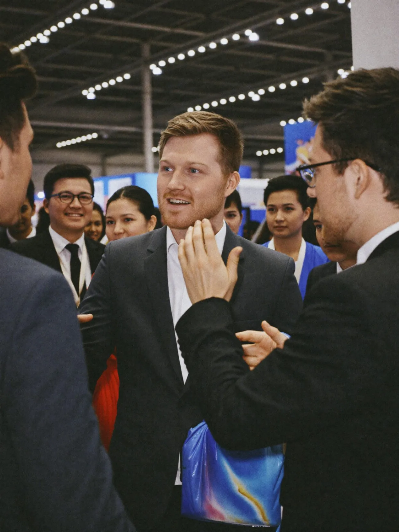 In gesprek met leveranciers op een beurs in China
