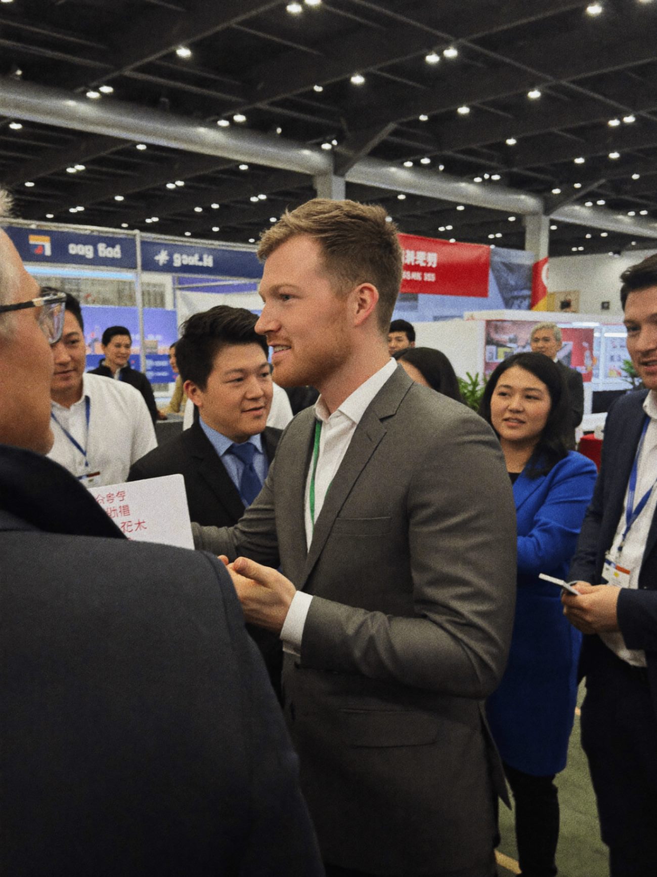 Bram van der Wielen aan een stand op de Canton Fair in Guangzhou