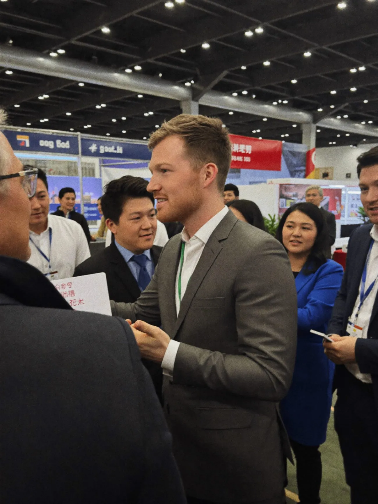 Bram van der Wielen tussen de stands op een Chinese vakbeurs