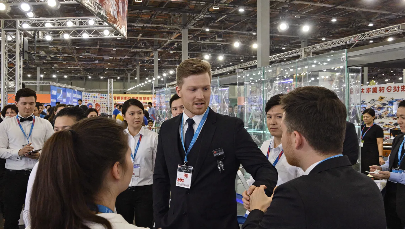 Bram van der Wielen in gesprek met leveranciers op de Canton Fair